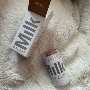 Milk Strobe Highlighter